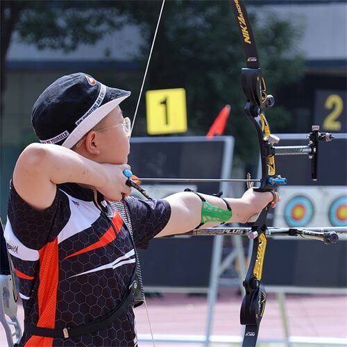 Always can see elong outdoor's bow and arrows